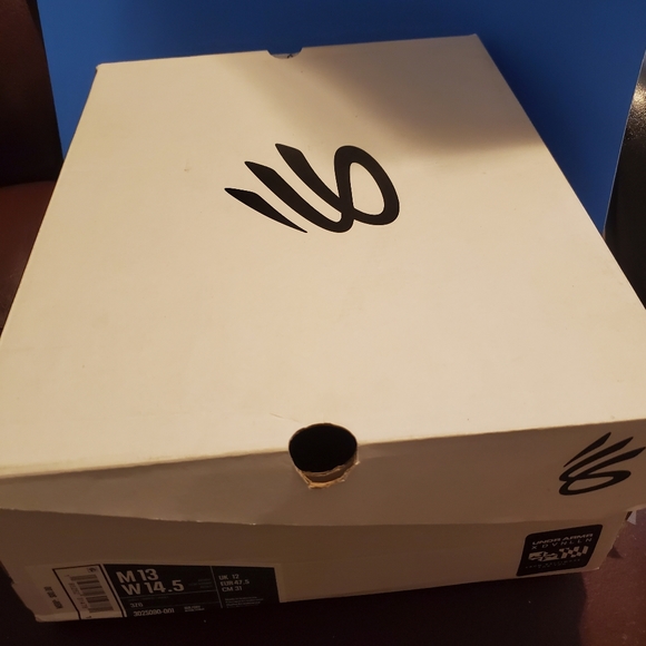 Steph Curry 3z6: Black and green basketball shoes; sleek design, ultimate grip, - Picture 4 of 6